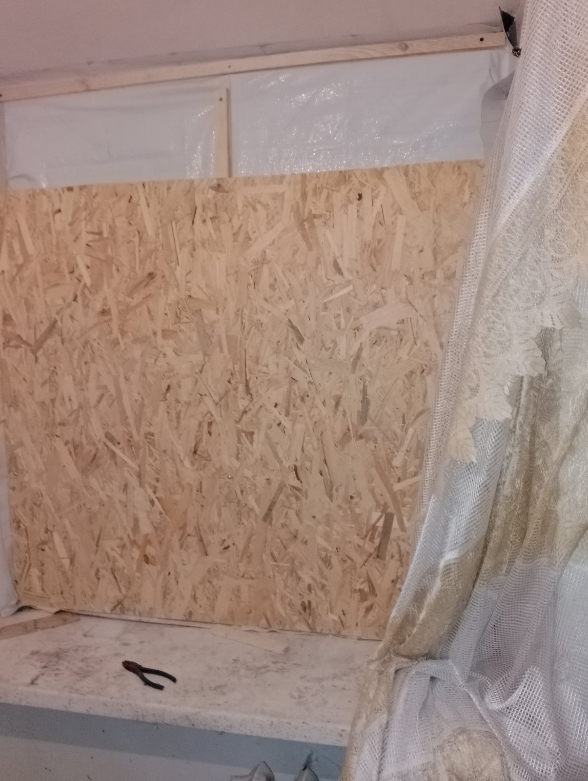 «В квартирі холодно, там жити наразі неможливо» - говорить Інна про квартиру після обстрілу.